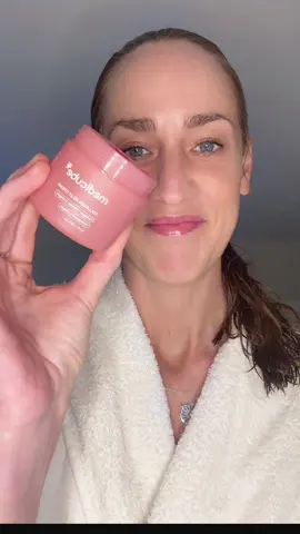 @medicube_global_official   ✨ La Medicube Collagen Jelly Cream est une crème-gel ultra légère à la texture “gelée”. Sa formule contient principalement du collagène hydrolysé (à haute dose), de la niacinamide pour l’éclat, du squalane végétal et de l’acide hyaluronique pour l’hydratation.   Elle vise à raffermir la peau, améliorer l’élasticité et donner un fini “glass skin” rafraîchissant sans effet gras.   ✅ Points forts & limites + Texture légère, fondante, très agréable + Hydratation + plump sans effet lourd + Bon fini “peau de verre” / glow + Ingrédients anti-âge (collagène) + éclat (niacinamide) – Peut provoquer des irritations ou des micro-bosses chez certains – Ne convient peut-être pas à toutes les peaux très réactives 💬J’ai beaucoup aimé cette crème-gel : dès la première application, la texture “gelée” apporte une sensation très fraîche, presque “rebondie”.  💬 Ma peau parait plus repulpée, plus élastique, et je sens une vraie hydratation sans film collant.  💬 Elle apporte raffermissement et glow naturel. 💬 Certaines personnes  signalent des réactions  💬 Je recommande fortement de faire un patch test si ta peau est sensible. #medicube #glowyskin #medicubeskincare #collagen #hydrolyzedcollagen @medicube global 