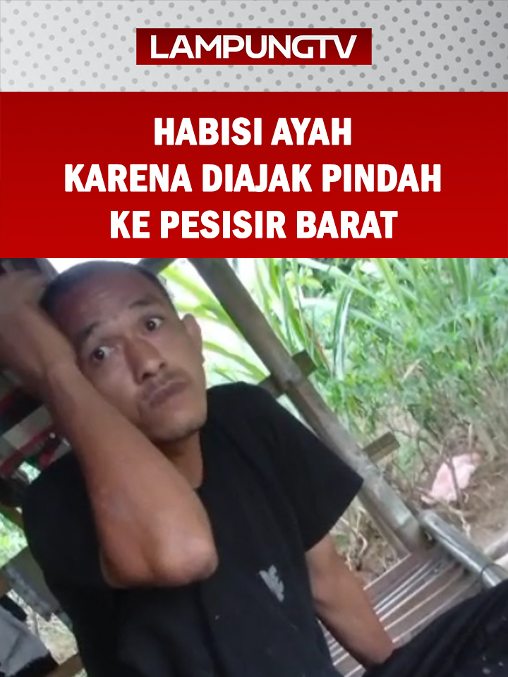 BANDARLAMPUNG (23/11/2025) – Yustam, warga Rajabasa Jaya, menghabisi ayah kandungnya di Jalan Pandawa, kecamatan setempat, Bandarlampung, diduga hanya karena tidak sudi pindah ke Pesisir Barat. Kapolsek Kedaton AKP Budi Harto mengungkapkan hal itu saat temu pers bersama Wakapolresta Bandar Lampung AKBP Erwin Irawan, malam Senin, 23 November 2025. Pria berusia 36 tahun itu tertangkap malam Minggu. 22 November 2025, di sebuah gubuk perkebunan di Pal Putih, Karang Anyar, Jatiagung, Lampung Selatan. Awalnya Yustam bertemu dengan warga sekitar. Karena curiga, terutama melihat golok di dalam tas, mereka merekamnya, dan melaporkannya ke pihak berwajib. Sekitar pukul 19.00, tim gabungan Polsek Kedaton dan Tekab 308 Polresta Bandarlampung meringkus Yustam. Seperti dalam video rekaman ditemui warga, digerebek, dan digelandang ke Mapolresta Bandarlampung, Yustam tampak bingung, setelah menebas leher ayahnya, Sumarno, warga Jalan Pandawa, Rajabasa Jaya, berusia 67 tahun, Jumat pagi 21 November 2025. AKP Budi Harto menyebut almarhum sudah sejak Tahun 2023 mengajak anaknya bujang tua itu ke Pesisir Barat untuk merawat perkebunan mereka. Kali ini, setelah diajak lagi saat mengobrol pada Jumat Pagi, 21 November 2025, Yustam menjadi marah. Tanpa pertengkaran atau adu mulut, ia menghabisi ayahnya dengan golok di bagian kepala. Wakapolresta Bandarlampung, AKBP Erwin mengatakan Yustam bersembunyi di kebun-kebun sekitar Karanganyar, Jatiaagung, sejak membunuh ayahnya. Warga mencurigai Yustam karena membawa serta golok yang dipakai menghabisi ayahnya ke mana-mana. AKBP Erwin menyebut pria berusia 37 tahun itu pernah dibawa berobat ke RS Jiwa pada Tahun 2023, namun diperbolehkan pulang, karena dianggap tidak perlu dirawat. @lampungtelevisi.com