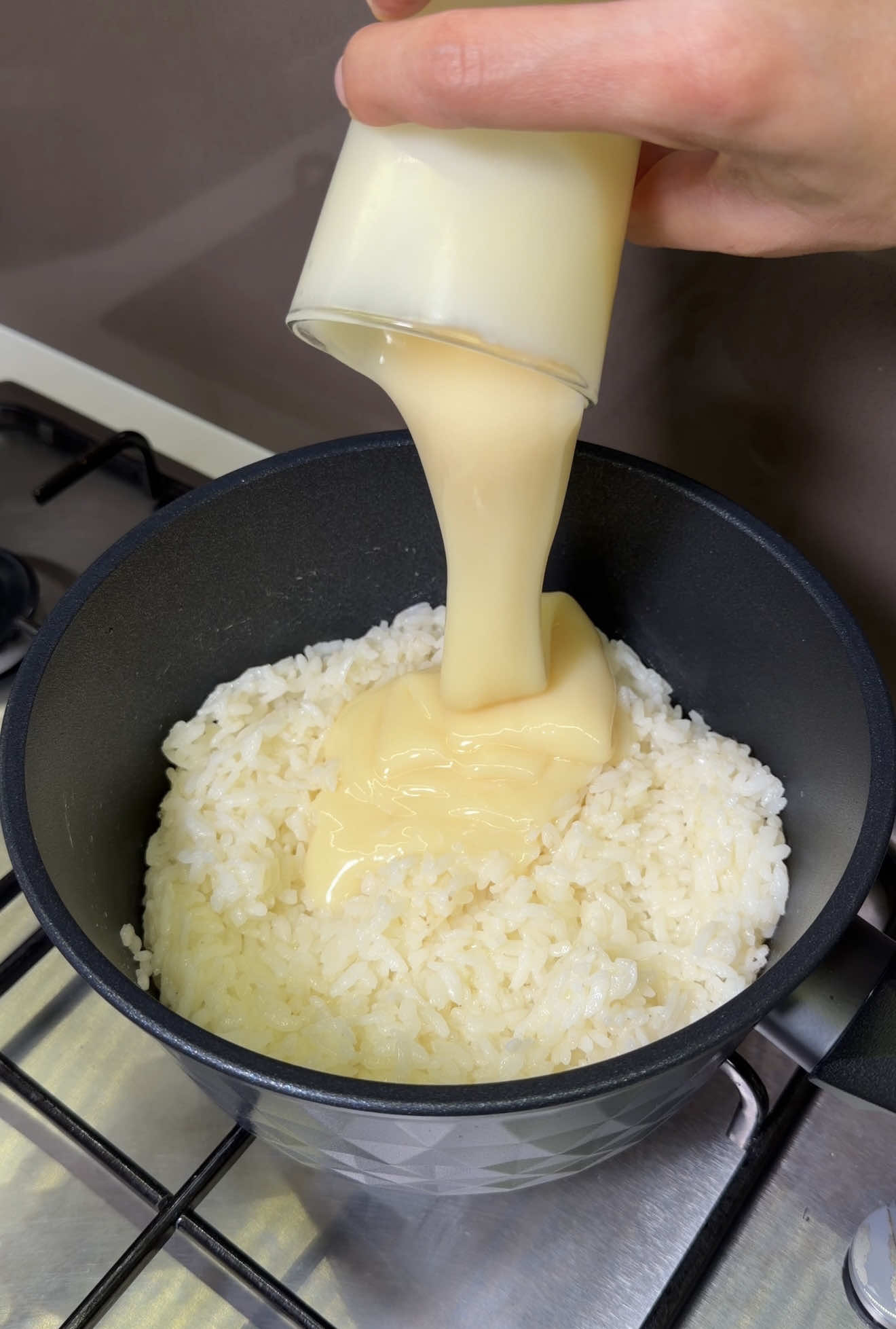 🇵🇹 Arroz Doce Cremoso | Portekiz Kremalı Sütlaç English ⬇️  Portekiz’in kremalı mucizesi Arroz Doce… Bizdeki sütlacın daha ipek gibi, daha tarçın kokulu kuzey kuzeni. Bir kaşıkta hem Lizbon, hem Trabzon. 🇵🇹🇹🇷✨ Sizin orada ne derler?  🍚 Malzemeler  	•	1 su bardağı pirinç 	•	2 su bardağı su 	•	1 su bardağı yoğunlaştırılmış süt 	•	1 su bardağı krema  	•	1 su bardağı süt tozu 	•	1 yemek kaşığı tereyağı 	•	Üzeri için: Toz tarçın ⬇️English  Ingredients 	•	1 cup rice 	•	2 cups water 	•	1 cup condensed milk 	•	1 cup heavy cream 	•	1 cup milk powder 	•	1 tablespoon butter 	•	For topping: Ground cinnamon #sütlaç #arrozdocecremoso #busezeynep 