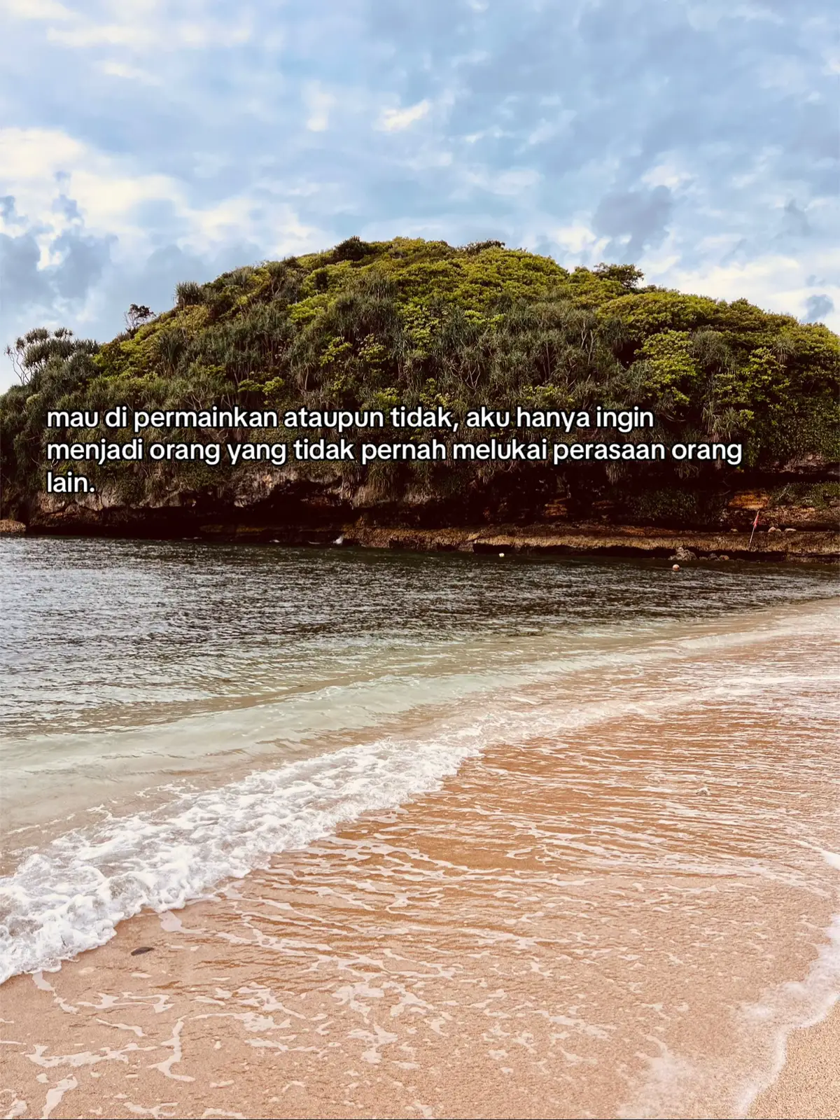 Berikut langkah-langkah membuat pisang goreng krispi yang renyah di luar dan lembut di dalam Bahan-bahan: 6 buah pisang kepok (atau pisang raja/muli sesuai selera) 150 gram tepung terigu 2 sdm tepung beras (untuk hasil lebih renyah) 2 sdm gula pasir ¼ sdt garam ½ sdt baking powder 200 ml air (sesuaikan sampai adonan kental) Minyak goreng secukupnya Opsional: Vanili bubuk (agar harum) Tepung panir (untuk versi extra crispy) & Langkah-langkah membuatnya: Siapkan pisang Kupas pisang lalu belah dua (boleh juga diiris serong tipis agar lebih garing). Buat adonan tepung Campur tepung terigu, tepung beras, gula, garam, dan baking powder. Tuang air sedikit demi sedikit sambil diaduk sampai adonan kental dan licin (tidak terlalu cair). Panaskan minyak Siapkan wajan dan panaskan minyak dengan api sedang. Pastikan minyak banyak agar pisang terendam Celupkan pisang ke adonan Masukkan potongan pisang ke adonan tepung hingga terlapisi rata. Jika ingin extra crispy, gulingkan di tepung panir setelah dicelup adonan. Goreng hingga keemasan Masukkan pisang ke minyak panas. Goreng hingga kuning keemasan dan renyah. Angkat dan tiriskan. Sajikan Sajikan hangat. Bisa ditambah topping seperti keju parut, cokelat leleh, atau susu kental manis sesuai selera. Tips biar makin crispy: Tambahkan sedikit tepung maizena ke adonan. Gunakan minyak yang benar-benar panas saat pertama kali menggoreng. Jangan goreng terlalu banyak sekaligus agar tidak menyerap minyak. Semoga resep ini bermanfaat #foryoupage #4u #galaubrutal 