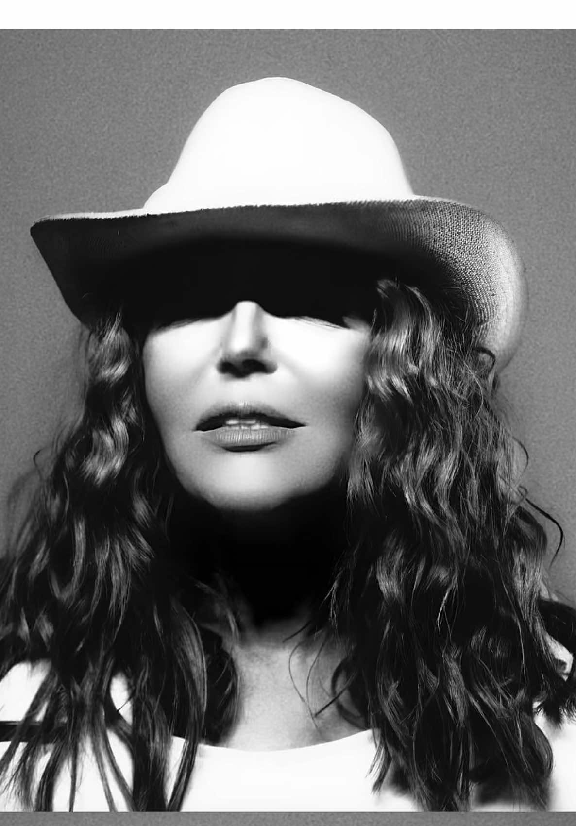 الميزة تصاحب نفسك..  تزعل.. تفرح مع نفسك 💕 #SamiraSaid #سميرة_سعيد #الساعة_اتنين_بالليل 