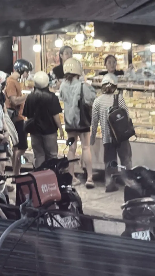 Có hôm vô tình gặp lại em trên đoạn đường . Mà tôi nghĩ sẽ chẳng bao giờ có thể gặp được . Vẫn là bóng lưng ấy , cái nón ấy . mọi thứ đều quá quen thuộc . Tất cả ôm trọn kỉ niệm của tôi trong đó . Tôi đứng hình trong giây lát , những kỉ niệm ồ ạt chạy trong đầu tôi nhưng một thước phim ngắn tua chậm . Tôi vẫn không tin được . Nhưng vẫn phải chấp nhận mình đã xaaa .  