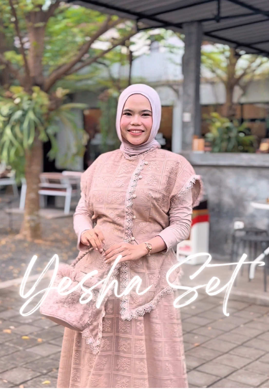 Pelan-pelan tapi pasti, pesona lembut dalam satu outfit bisa bikin mood hari ini naik berkali-kali lipat 🤍✨  Detail lace yang manis, warna calm yang bikin adem, dan aura anggun yang langsung ‘nempel’ sejak pertama lihat. Style simple tapi tetap classy siap banget buat tampil PD di depan umum! ✨🌸  Yesha Set bisa kalian checkout di keranjang kuning ya dearr! Happy shopping🥰🛍️ #fyp #outerbrukat #fashiontiktok #outfitinspo #fashionstyle 