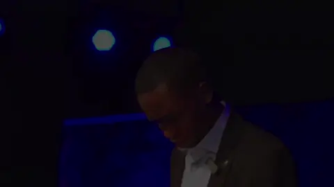 ELOQUENCE 360 - CONCOURS INTERUNIVERSITAIRE LA GRANDE FINALE Sujet : EN FAUT-IL PEU POUR ÊTRE HEUREUX ? Jenovic vs Gad #eloquence360 #jeunesse #rdc #concourseloquence