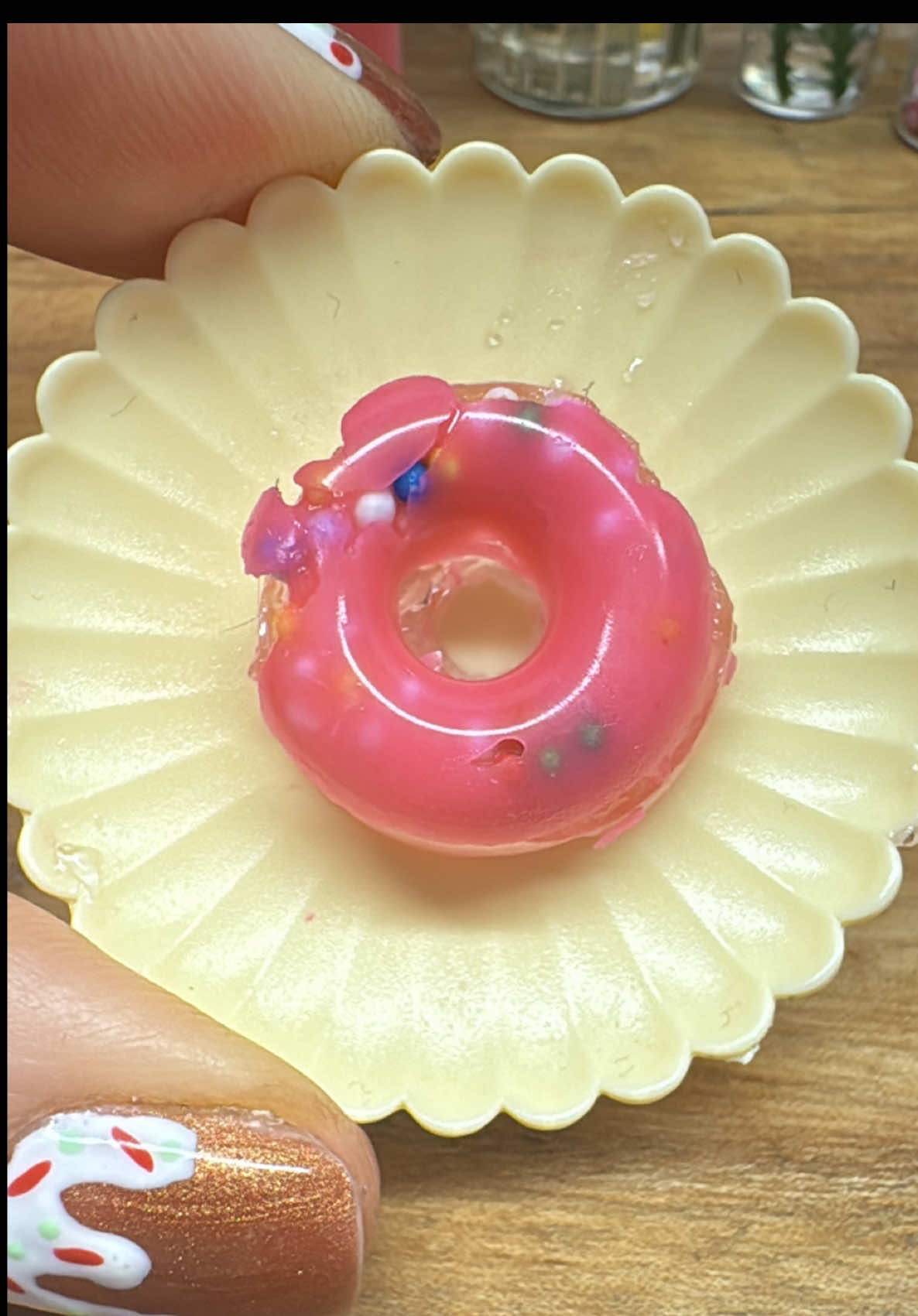 Did you stay for the cutting? Recreating the Glass Donut in real miniature form For this tiny recipe, I used melted white chocolate tinted pink and added mini sprinkles in a mini silicone donut mold (...the chocolate didn't set well against the jelly, lesson learned Then I bloomed gelatin, melted sugar + water, added candy floss flavouring, combined everything, poured it into the cooled stencil, and let it set for 4 hours. The result? Did I succeed ? #miniature #Glass #donut #minicooking 