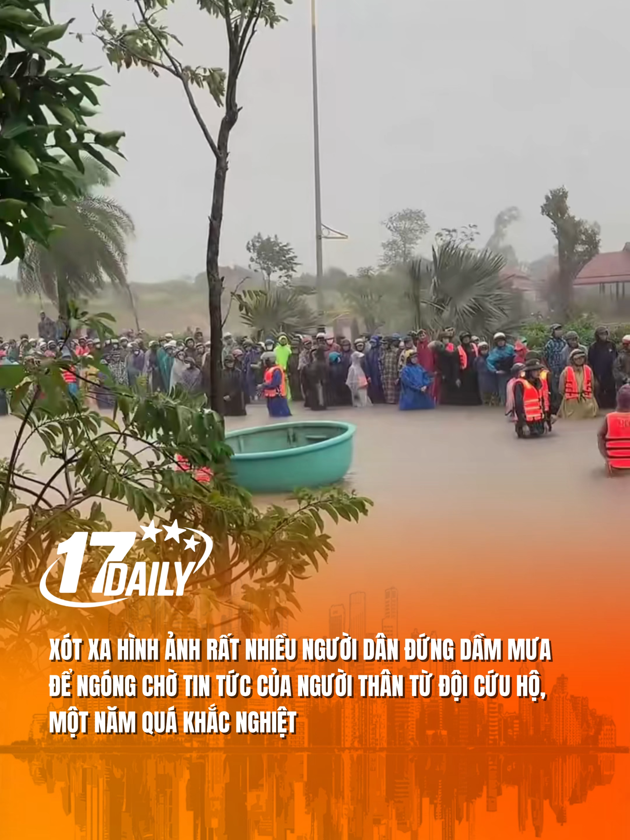 Xót xa hình ảnh rất nhiều người dân đứng dầm mưa để ngóng chờ tin tức của người thân từ đội cứu hộ, một năm quá khắc nghiệt. #17daily #17network #lulutmientrung #lũlụt #cuunancuuho