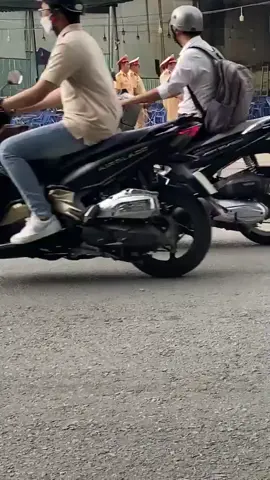 Các đồng chí đang tiến vào quán lẩu dê