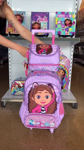 A escola fica mais divertida com a magia da Gabby! ✨😺 🎒 Mochila 360° cheia de charme para acompanhar cada dia. 💗 Corre garantir a sua! . #sestini #casamagicadagabby #mochilas #voltaàsaulas #papelaria 