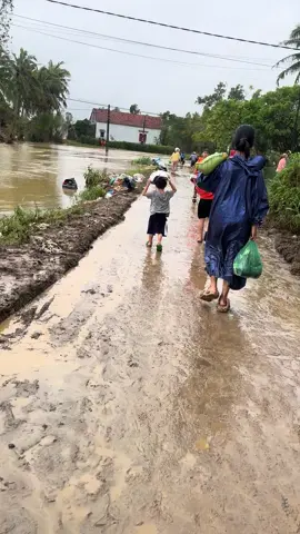 Cứu trợ cho bà con Hoà Thịnh! Lũ lụt đã khổ lắm rồi mọi người đừng đăng tin lung tung k đúng sự thật nữa. 