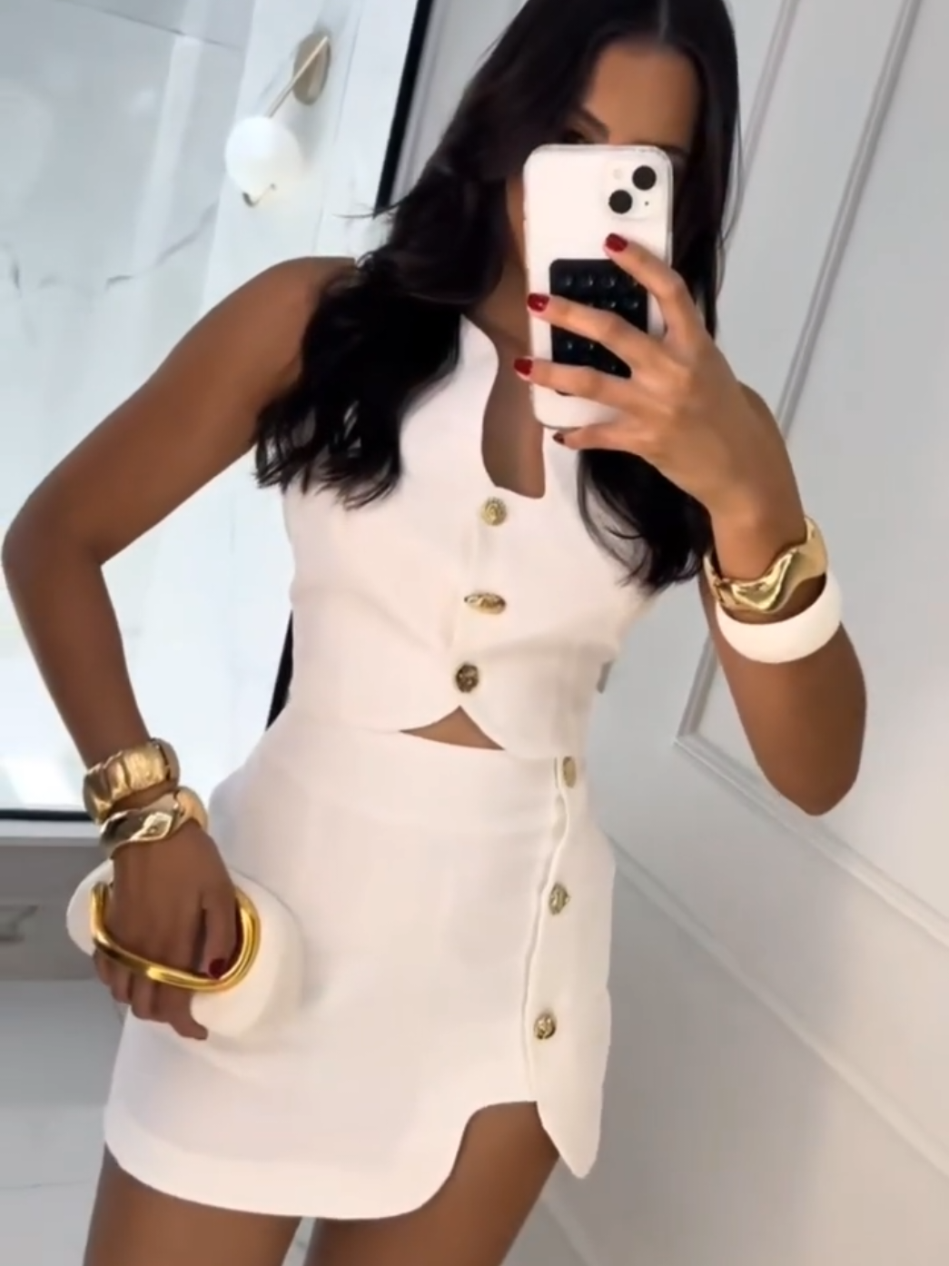 Posso ser sincera? Você precisa de um all white impecável no seu guarda-roupa! E este Conjunto Cropped e Saia com Botões está simplesmente divino. 😍 ​Ele tem aquele estilo elegante que a gente ama, mas o cropped e a saia mini trazem um toque moderno e super fashion! É perfeito para um evento especial, um happy hour sofisticado ou até mesmo para arrasar naquele passeio de dia. Os botões dourados são o toque final de luxo que ele merece! ✨ ​Em qual ocasião você usaria esse look poderoso? Me conta nos comentários! 👇 ​Comente Eu Quero para receber o link 🔗  #achadinhosshopee #moda #lookfimdeano 