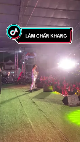 Ca sĩ Lâm Chấn Khang. Cùng 3 ngàn khán giả