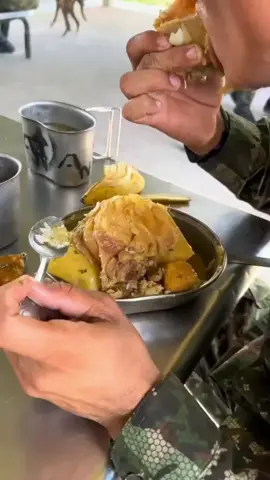 Soldados en Colombia, alimentándose como antes no podían hacerlo  Este video qud muestra un grupo de soldados en su hora de almuerzo, se ha vuelto viral.  Aunque podría tratarse de un caso normal, lo que llama la atención es la forma como los militares disfrutan la comida. En el pasado, esto no sucedía y pocas veces los militares accedan a carne.  También porque ocurre en un gobierno en el que según la oposición se iba acabar con la fuerza pública y por el contrario, les ha mejorado sus condiciones de alimentación y hasta les aumentó los sueldos. 