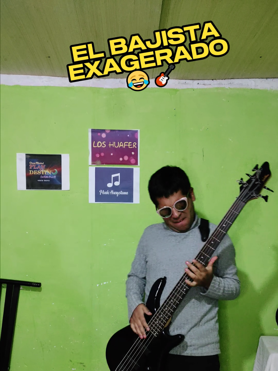 El Bajista Exagerado 🤣🎤🎼🎶🎸🎸🎹 #musicos #Bajistas #tecladistas #cantantes #grupomusical 