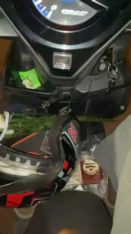 bayangin aj lu udah beli makanan dan bunga buat main kerumahnya kalo dia g dibolehin kluar,tpi pas malamny ak lgi kliling smbil nyiapin apa aj buat main kerumahny kalo dia g dizinin kluar, diaa malah bilang klo dia mau kluar sama mantannya wkwk#4u #masukberanda 