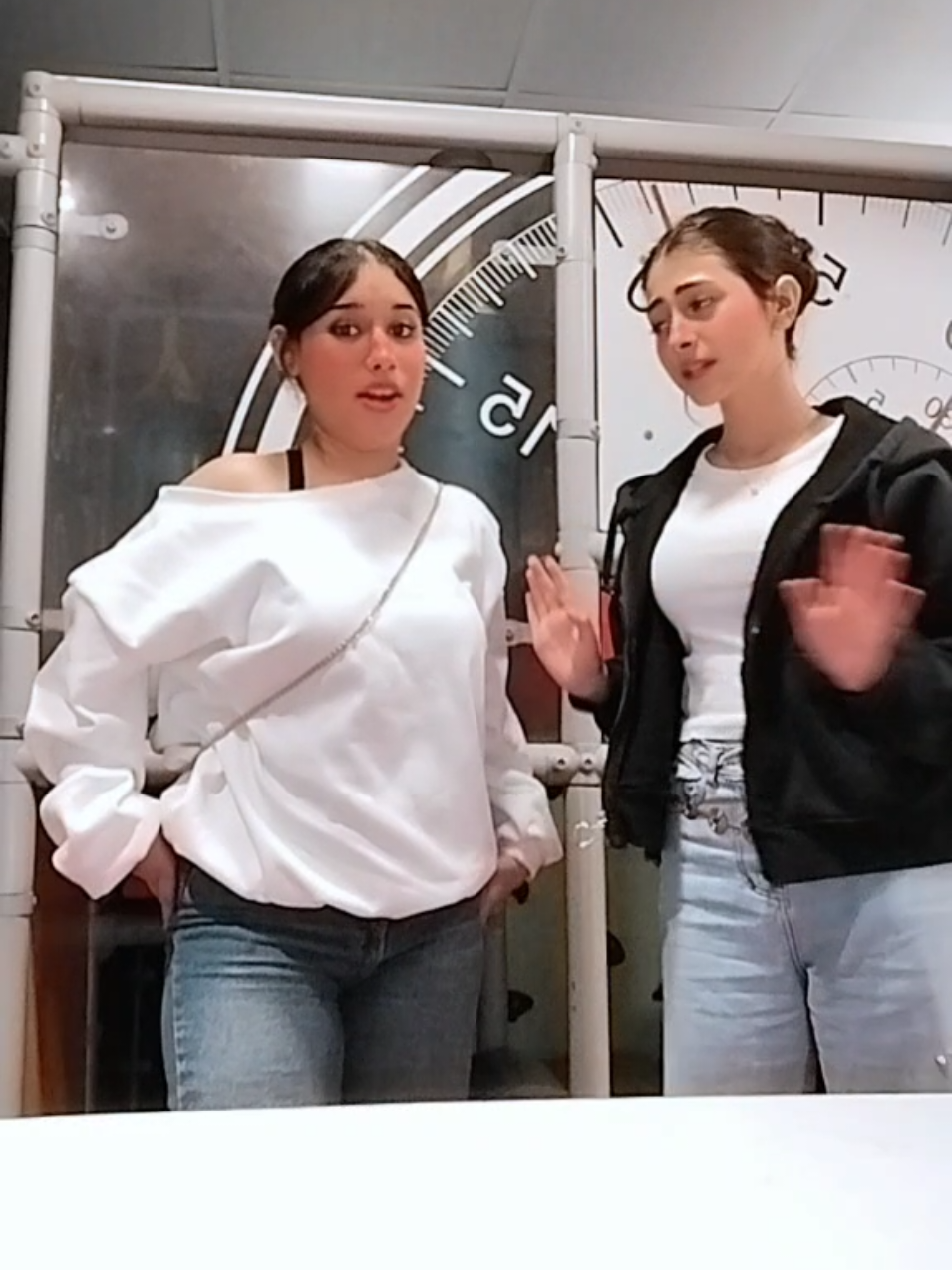 بموووت 😂😂 وقعنا انا وهي ف الاخررر 🤦🏻‍♀️😂😂 #😂😂😂 #foryou #🤦🏻‍♀️😂 