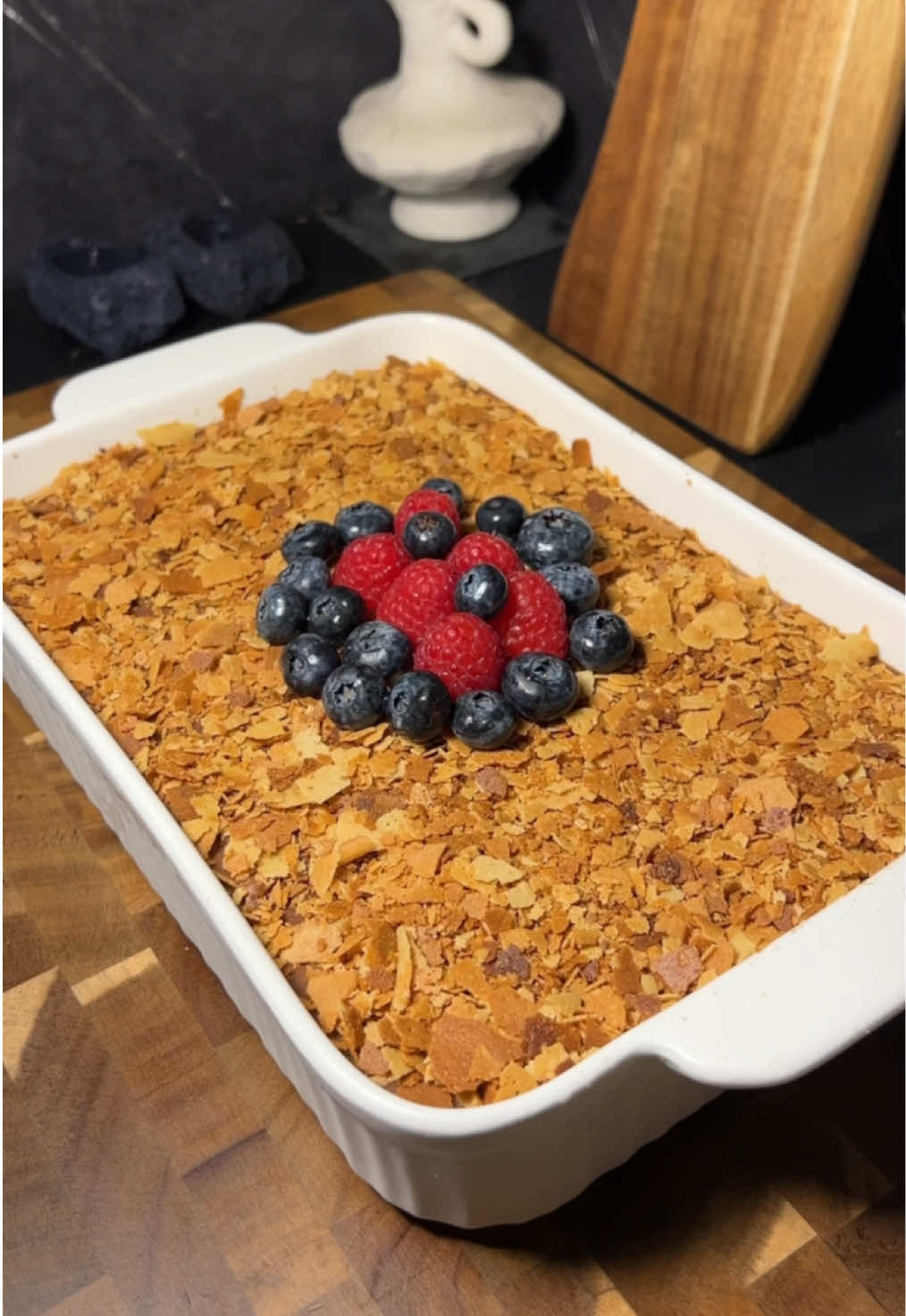 حلى الكندر بطريقتي 🍫 الطريقة: بالصينيه حطيت كندر كارد مغمس بحليب والطبقه الثانيه بالخلاط اضفت ٨ حبات جبن كيري وقشطه وظرفين دريم ويب وظرف كريم كراميل 