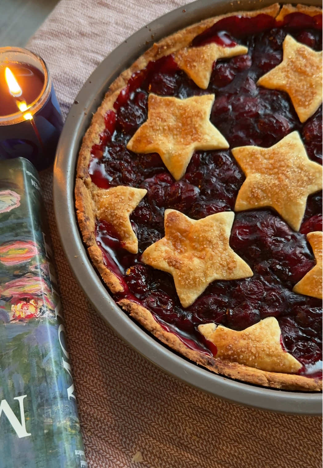 (For English below 🇬🇧) Amerykański Wiśniowy Placek (Cherry Pie) Składniki Ciasto: 	•	350 g mąki 	•	200 g zimnego masła 	•	2/3 łyżeczki soli 	•	2 łyżki cukru 	•	ok. 6 łyżek lodowatej wody (dodawać stopniowo, aż ciasto da się zagnieść w gładką kulę) Nadzienie: 	•	1 kg wiśni (świeże lub mrożone) 	•	120 g cukru 	•	2 łyżki skrobi ziemniaczanej lub kukurydzianej Do wykończenia: 	•	2 łyżki mleka 	•	1 łyżka brązowego cukru do posypania ⸻ Przygotowanie 	1.	Ciasto: Przesiej mąkę do miski, dodaj sól i cukier. Bardzo zimne masło pokrój w kostkę, wrzuć do mąki i posiekaj nożem, aż powstaną drobne okruszki. Stopniowo dodawaj lodowatą wodę i szybko zagnieć ciasto w gładką, nieklejącą się kulę. Podziel na dwa kawałki (jeden większy, jeden mniejszy), owiń folią i włóż do lodówki na 1 godzinę lub do zamrażarki na 20 minut. 	2.	Nadzienie: Mrożone wiśnie przełóż do rondelka, zasyp cukrem i gotuj na małym ogniu, aż się rozmrożą i cukier się rozpuści. Dodaj skrobię i gotuj jeszcze 1–2 minuty, aż masa lekko zgęstnieje. Odstaw do przestudzenia. 	3.	Formowanie: Wyjmij większą część ciasta, pozwól jej lekko zmięknąć i rozwałkuj na posypanej mąką powierzchni. Przełóż do formy i nakłuj widelcem. Wyłóż nadzienie. Mniejszą część ciasta rozwałkuj i wytnij gwiazdki lub klasyczne paski, ułóż je na wierzchu. 	4.	Wykończenie: Posmaruj wierzch mlekiem i posyp brązowym cukrem. 	5.	Pieczenie: Piecz w 200°C przez ok. 40–50 minut, aż wierzch będzie złoty. Podawaj na ciepło z lodami waniliowymi albo na zimno — jak lubisz 🥧✨ ⸻ Classic American Cherry Pie Ingredients For the crust: 	•	350 g all-purpose flour 	•	200 g cold butter 	•	2/3 tsp salt 	•	2 tbsp sugar 	•	about 6 tbsp ice-cold water (add gradually until the dough comes together into a smooth ball) For the filling: 	•	1 kg cherries (fresh or frozen) 	•	120 g sugar 	•	2 tbsp cornstarch (or potato starch) To finish: 	•	2 tbsp milk (for brushing) 	•	1 tbsp brown sugar (for sprinkling) ⸻ Instructions 	1.	Crust: Sift the flour into a bowl, add the salt and sugar. Cut the very cold butter into cubes and add it to the flour. Use a knife or pastry cutter to create fine crumbs. Slowly add ice water and knead just until the dough comes together into a smooth, non-sticky ball. Divide into two parts (one larger, one smaller), wrap in plastic and chill for 1 hour (or freeze for 20 minutes). 	2.	Filling: Place the frozen cherries into a saucepan, add sugar, and cook over low heat until the cherries thaw and the sugar dissolves. Add the cornstarch and cook for another 1–2 minutes until the mixture thickens slightly. Set aside to cool. 	3.	Assembling: Roll out the larger piece of dough on a floured surface and transfer it to your pie dish. Prick the bottom with a fork. Pour in the cherry filling. Roll out the smaller dough portion and cut out stars or classic lattice strips. Arrange them on top. 	4.	Finishing: Brush the top with milk and sprinkle with brown sugar. 	5.	Baking: Bake at 200°C for 40–50 minutes, until the crust is golden. Serve warm with vanilla ice cream or enjoy cold — both are delicious 🥧✨ #cherrypie #wiśniowyplacek #bakingtok #FoodTok #domowewypieki 