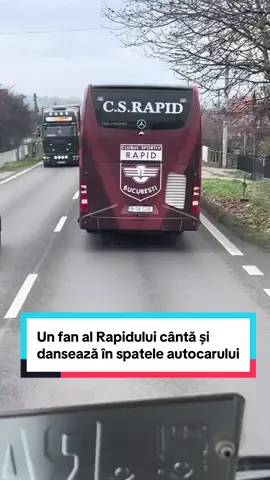 Un fan al Rapidului cântă și dansează în spatele autocarului Sursa: @balteanurazvan #repost #prosport