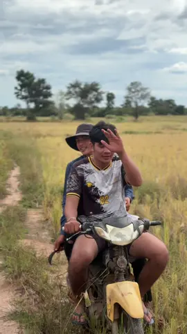 #ឈឺណាស់🥀💔😓😭 #ចុចបេះដូងនិងគុបពីលីងម្នាក់មួយផង😘🙏 #ក្មេងរោងចក្រ😔✌️✨ #ស្រុកស្រែ🖼️🌾🌞🌔❤️ 