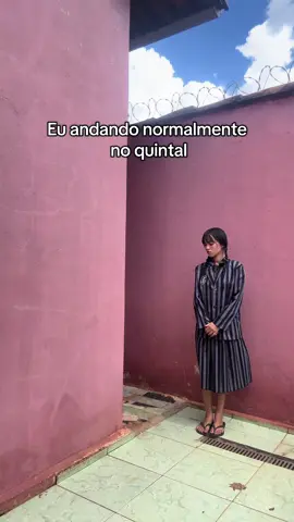 Ele nos pensamentos dele planejando bicar minhas canela 🐓 #wandinha #wednesday #merlina 