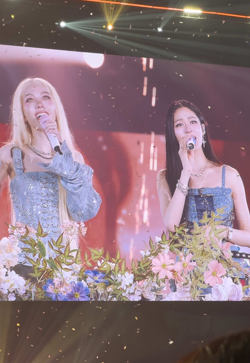 ตอนเพลงนี้ขึ้นชั้นน้ำตาซึมเลย มันนึกถึงทุกสิ่งทุกอย่างที่ผ่านมาตั้งแต่วันแรกของหลิงออมและวันแรกของตัวเองที่ติ่ง ทั้งอดทนทั้งเหนื่อยทั้งร้อนเวลาไปหาแต่ละครั้งเพื่อที่จะรอเจอศิลปินดาราที่เราชอบ ในที่สุดก็มีวันนี้อ่ะ ดีใจจริงๆ ภูมิใจในตัวหลิงออมด้วยนะ 🥹  #LingOrm1st_ImpactFANCON #LingOrm #หลิงออม #linglingkwong #ormkornnaphat 