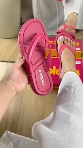Conforto que abraça os pés! Chinelo Moleca Nuvem: leve, macio e estiloso para o dia a dia. ☁️✨ #chinelomoleca  #estilonuvem  #conforto  #modafeminina  #shopeevideos 
