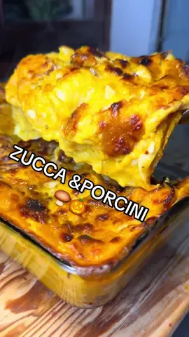 Lasagna ZUCCA & PORCINI🍄‍🟫🎃 💫RICETTA👇🏼 1 ,5 KG circa di Zucca DELICA (pesata da cruda 700 gr di Porcini freschi 4 spicchi d’aglio Gambi di Prezzemolo 2 foglie di Alloro Salvia fresca Rosmarino fresco Burro vegano Olio EVO Pepe nero Sale Besciamella: 100 gr di Burro vegano 4/5 cucchiai di Farina 0 2 L di Latte vegetale non zuccherato Noce moscata Pepe nero Sale 💫COTTURA👇🏼 25 minuti a 200 gradi coperta con carta d’alluminio + 20 minuti circa in modalità grill per dotarla bene (il tempo per il grill dipende dalla potenza del vostro forno, potrebbe volerci meno tempo!) #lasagna #zucca #porcini #veganitalia #cucinaitaliana    