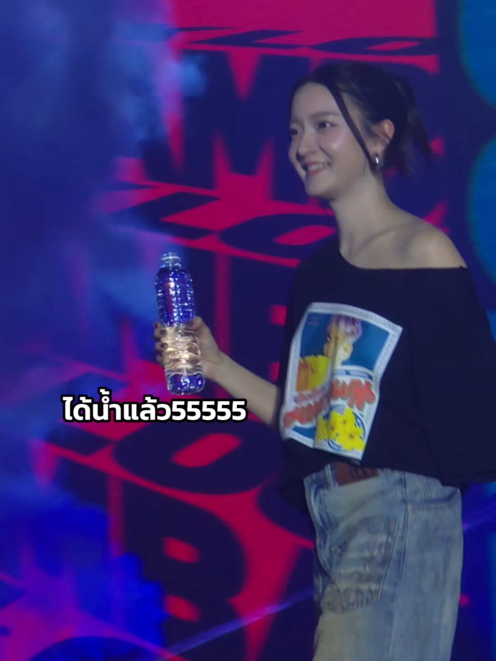 พี่สาวตั้งใจเอาน้ำไปฝากน้องแบมสุด ๆ 5555555 #BamBamHOMETOWNConcertDay2 #inkwaruntorn #แบมแบม #bambam #BamBam_HOMETOWN_Concert @INKWARUNTORN💖 