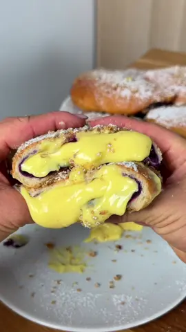 Jagodzianka 🫐 light e senza zucchero ✅ Li avevamo postati mesi fa, ma per intro sbagliata o algoritmo non li ha visti nessuno… e siccome sono tra i dolci più buoni mai fatti, ve li riproponiamo 🤤 ❤️ Lascia un like, salva e condividi 🙏 Per 12 Jagodzianka (non 8 come nel video) -500g farina pane/pizza -300ml latte freddo (noi scremato) -25g lievito fresco di birra -7g sale -5g malto diastasico (opzionale ma migliora) -dolcificante qb (noi 0.1g sucralosio) o 60g zucchero Ripieno: -750g mirtilli -1 cucchiaio farina 00 Crema pasticcera: -450ml latte (noi scremato) -4 tuorli -20g eritritolo + dolcificante qb (noi 0.1g sucralosio) o 80g zucchero -30g amido di mais -vaniglia opz. Crumble: -80g farina dolci -60g farina mandorle -40g burro ghee (o olio cocco o 50g burro) -20ml albume (10ml se burro normale) Per spennellare: 1 uovo + 20ml latte Procedimento: Prepara la crema unendo tuorli, amido, vaniglia, sale, eritritolo e dolcificante. Scalda il latte e appena inizia a evaporare, versalo a filo nei tuorli mescolando, poi riversa in pentola e cuoci finché addensa (poi togli subito). Versa in ciotola larga, pellicola a contatto e frigo. Impasta tutti gli ingredienti fino a ottenere un impasto unico, riposa coperto, pieghe, riposa 15min. Dividi in 12 palline, stendi, inserisci mirtilli infarinati, chiudi e disponi in teglia. Lievita fino a raddoppio (25-30min). Prepara crumble mescolando farina mandorle, farina 00, ghee e albume. Spennella le brioche con uovo+latte, versa crumble sopra e cuoci a 180°C per 20min o fino a doratura. Raffredda e farcisci con la crema ❤️ #jagodzianka #ricetta #ricettelight #senzazucchero #mirtilli 