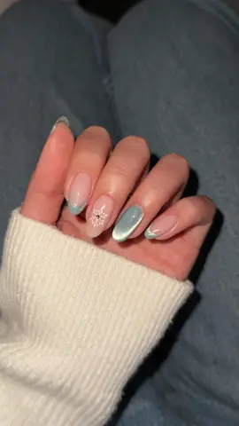 prettiest icy blue shade !!❄️❄️✨ #diynails #nailtutorial #cateyenails #christmasnails #holidaynails 