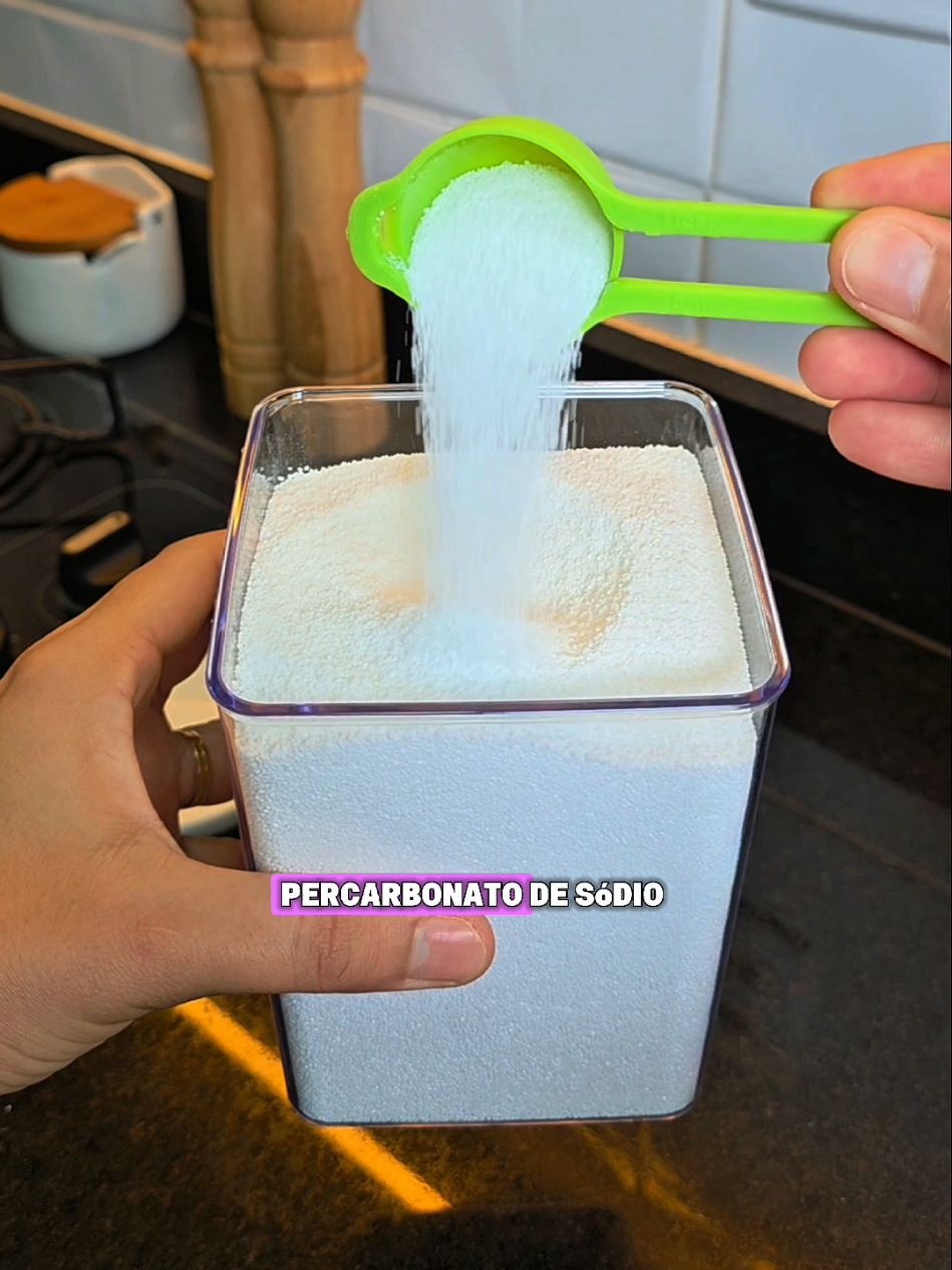 A verdade é uma só: se tem roupa branca, tem percarbonato de sódio trabalhando por aqui! Ele dá aquela clareada, revive o branco e ainda ajuda a manter tudo impecável… sem eu precisar fazer quase nada. 🫧 #percarbonatodesodio #roupasbrancas #lavanderia #dicasdecasa 