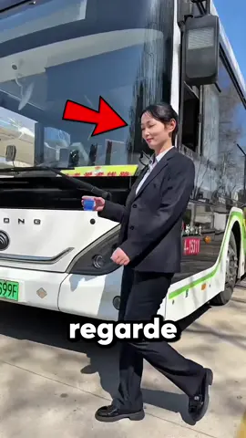 Cette conductrice de bus réalise l’impossible ! 🚌😱