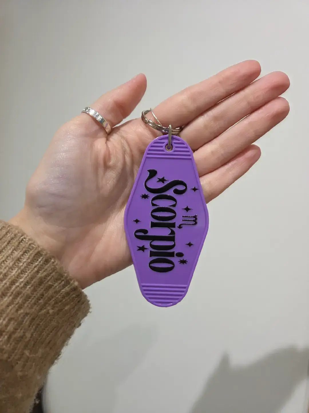 When I was younger I used to collect keyrings. Everytime we went on holidays to Dorset and Devon we would play on the arcade machines and I would always end up winning loads of keyrings even though I was about 8 and didn't even own a key! I used to attach them to a carabiner clip and pop them in my little handbag and act all grown up👜 And now... I get to make them... and it's kinda like my job now... Crazy!🤷🏼‍♀️ #handmadekeyrings #keyring #bagcharm #keychain #SmallBusiness 