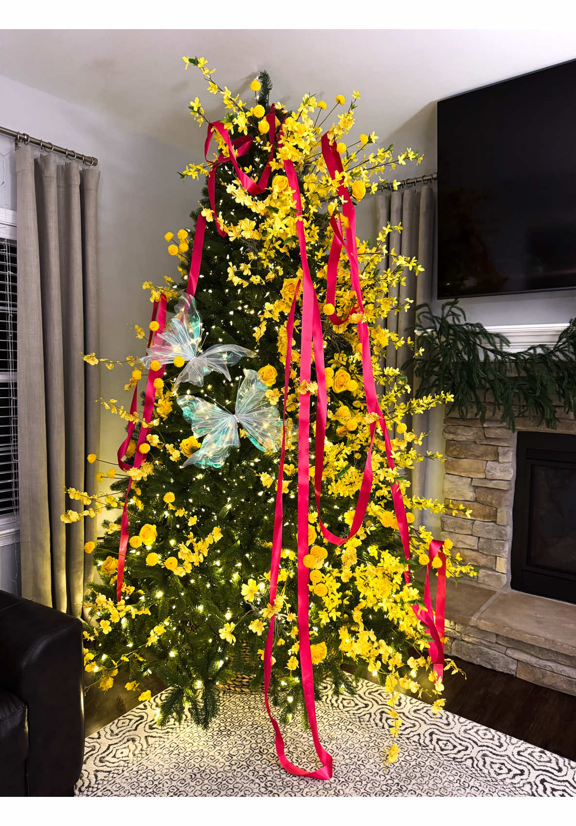 How about flowers for Christmas tree #fyp #christmas #christmastree #decoration #homedecor 