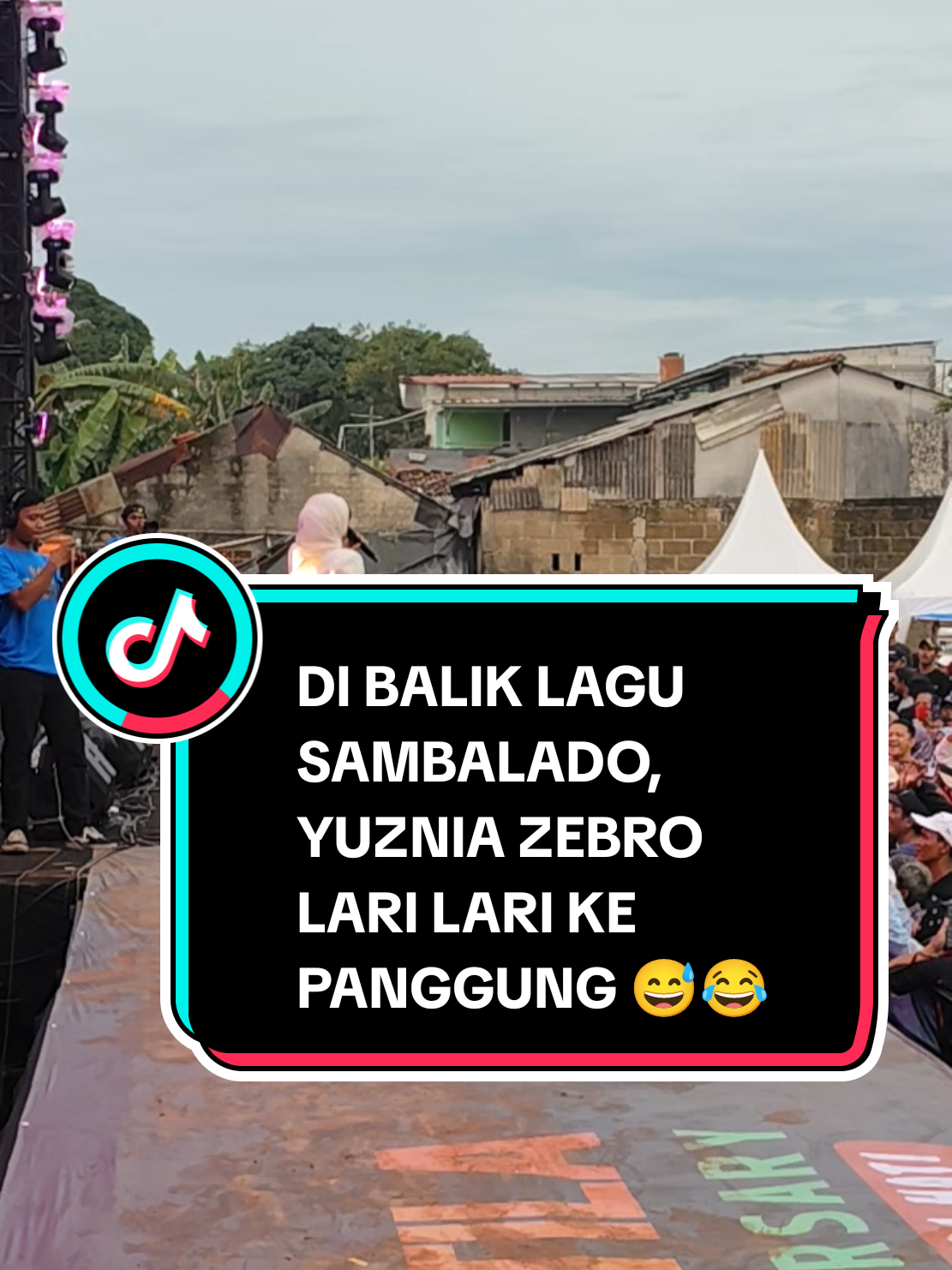 lari lari ke panggung bawa tas dan sepatu dewek buat ke panggung.. karna mikir nya setelah cek sound soneta tidak main lagi mardatila langsung break adzan magrib, eh ternyata nyisa 1 jam lagi.. jadi lari2 dah bosqu.. akoh di FOH lagi nemenin ade zara 😅😂😀😉#pyppppppppppppp #yuzniazebro #aniversary #mardatilagroup #zebroholicbersatu 