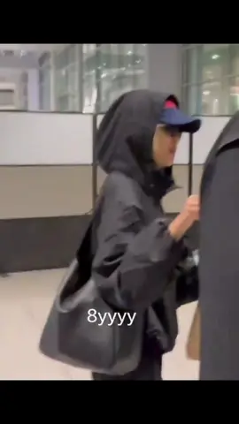 @ROSÉ k a doll with her jump outfit from OP, she was laughing and i think she got confused shhshs 😭😭 #ROSÉ #BLACKPINK #BLACKPINK_DEADLINE #DEADLINE_IN_BULACANDay2 #DEADLINE_IN_BULACAN 