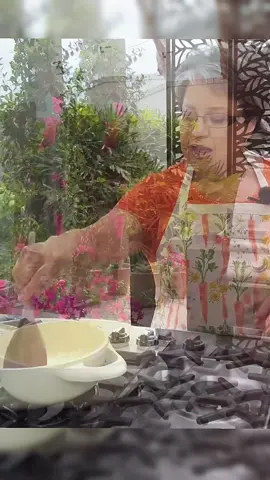 Huevos Rancheros Montados // A handful of breakfast ❤️ Eggs (as needed) 4 Lrg Roma tomatoes (diced) 1/2 Medium chopped onion 1/4 cup finely chopped cilantro 2 large minced garlic cloves 1/4 tsp ground cumin Salt as needed Pepper as needed 3 Tbsp cooking oil (for salsa) 2 Serrano peppers (slices) Refried beans (about 3 1/2 c.) 3 Tbsp bacon grease (for beans) 1/4 - 1/2 C. Water for salsa Corn tortillas as needed Extras—- Queso fresco Avocado (mashed or slices) #rachelrecipe #rachelcookswithlove #cooking