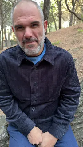 Non so cosa pensano gli altri. Io so solo cosa ho visto, cosa ho vissuto e cosa ho fatto vivere ai miei figli. Per questo, la storia della famiglia del bosco mi ha scosso dentro. Perché chi è cresciuto tra gli alberi sa che la natura non è isolamento… è abbraccio. Chi ha scaldato l’acqua sul fuoco per fare il bagnetto ai propri figli non lo ha fatto per mancanza, ma per cura. Chi ha visto un bambino correre libero tra i prati sa che quella libertà vale più di qualunque parete perfetta. Leggere che sono stati portati via… mi ha fatto male. Perché io ho vissuto giornate così. E anche i miei figli. Al tramonto si rientrava stanchi, sporchi e felici. E nessuno ci ha mai fatto sentire sbagliati. Non dico che quella vita non abbia limiti o difficoltà. Ma togliere i figli a chi li cresce con amore, anche se in modo diverso… quella sì, a me sembra la vera crudeltà. In un mondo dove i bambini hanno tutto — tranne il tempo, l’aria, lo spazio — forse dimentichiamo che non serve vivere in una casa perfetta per sentirsi al sicuro. A volte basta vivere dove il cuore si sente a casa. Se anche tu credi che crescere tra gli alberi non sia follia ma libertà, se pensi che prima di giudicare bisognerebbe ascoltare, lascia un commento, se la pensi come me condividi… #FamigliaDelBosco #LibertàDiCrescere #VitaAutentica #BambiniELibertà #MadreNatura        @fanpiùattivi