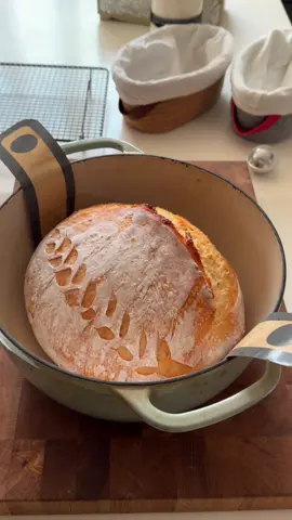 خبزي اليوم مو أي خبز… هذا سوردو حقيقي، بمكوّن واحد بس هو سرّ النكهة والقيمة. ‪‪@chefmonamaabreh‬‬  الخميرة الطبيعية اللي أستخدمها غنية بالبكتيريا النافعة، تدعم صحّة الأمعاء، مناسبة لمرضى القولون، وتساعد على توازن السكر لمرضى السكّري. مكوّن بسيط… بس تأثيره كبير، وطعمه أعمق من أي خبز جاهز. وهي طريقتي اللي دائماً تعطيني نتيجة واثقة منها 💪🏻 ⸻ المكوّنات: 	•	١٠٠٠  غرام طحين عالي البروتين 	•	٧٥٠ مل ماء 	•	٢٥٠ غرام خميرة طبيعية نشطة (حوالي كوب ونصف) 	•	ملعقة صغيرة ملح 	•	جبنة تشيدر حسب الرغبة ⸻ الطريقة: 	1.	نخلط الطحين مع الماء والخميرة الطبيعية والملح حتى تتشكل عجينة متجانسة. 	2.	نعمل ٤ مرات مدّ وطيّ، وبين كل مرة والتانية ٣٠ دقيقة، مع ترطيب اليدين. 	3.	نسخّن الفرن على ٢٥٠ درجة لمدة ساعة كاملة، ونحمي الكاست آيرون معه. 	4.	نخبز الخبز ٤٠ دقيقة، ومع إمكانية إضافة ١٠ دقائق حسب حرارة الفرن. 	5.	نترك الرغيف يبرد تماماً… وبعدين نبدأ المتعة بالنكهة الغنية. 🤍✨ ⸻ ✨ This isn’t just bread… this is true sourdough, crafted with one powerful ingredient. My natural starter is rich in beneficial bacteria—supporting gut health, soothing IBS and colon issues, and helping stabilize blood sugar for diabetics. A simple ingredient, yet it delivers depth, richness, and a loaf that speaks for itself. And here’s my signature method that never fails 👇🍞✨ ⸻ Ingredients: 	•	1000 g high-protein flour 	•	750ml water 	•	250g active sourdough starter (about 1½ cups) 	•	1 tsp salt 	•	Cheddar cheese (optional) ⸻ Method: 	1.	Mix the flour, water, starter, and salt until the dough comes together. 	2.	Perform 4 sets of stretch & folds, resting 30 minutes between each set. 	3.	Preheat the oven to 250°C for one full hour and heat your cast iron pot as well. 	4.	Bake for 40 minutes, adding 10 minutes if your oven requires it. 	5.	Let it cool completely… then enjoy that deep, confident flavor. 🤍✨⁩⁩