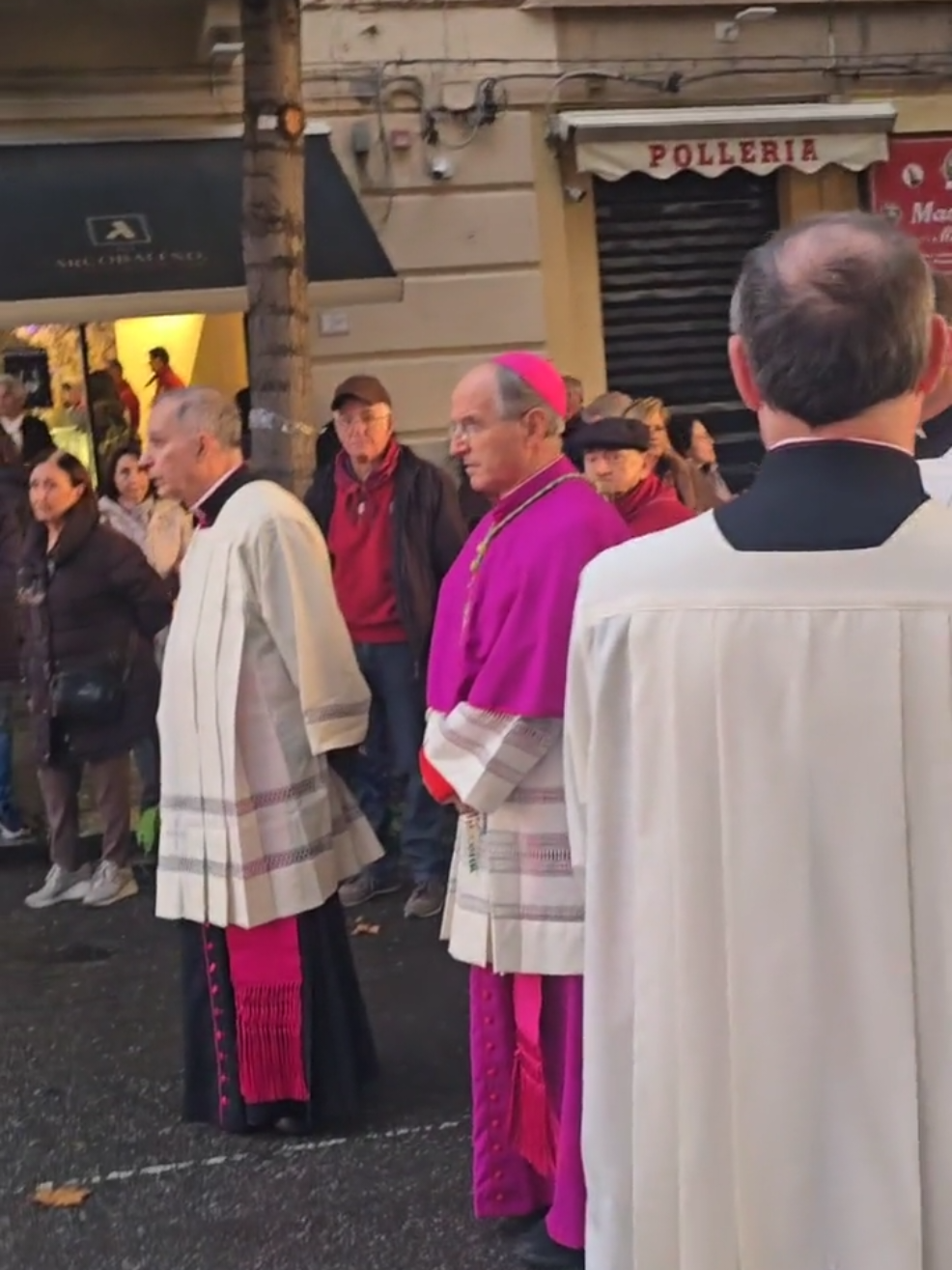 Il buon cammino: la città, la fede e l’arcobaleno della Consolazione. L'Editoriale di Luigi Palamara  Buon cammino. Due parole che sembrano un’educata formula di cortesia, e invece – se uno ci pensa un momento, come bisognerebbe fare con tutte le parole – sono un programma di vita. È un augurio, sì, ma anche un comando: vai, cammina, non fermarti. E accetta che il sentiero non sarà sempre un viale in discesa. La salita c’è, e ti mette alla prova. Poi, come sempre accade a chi non si arrende, arriva la pianura, e a volte perfino la discesa che ti restituisce il respiro. Questo, più di qualunque sermone, è ciò che ho visto e sentito nella Processione della Madonna della Consolazione a Reggio Calabria, quel 23 novembre 2025 che già sembra appartenere a un tempo sospeso. Monsignor Fortunato Morrone lo ha detto a modo suo, consegnando la Madonna alla città: “Buon cammino.” E la folla ha capito. Perché certe frasi non vanno spiegate: si riconoscono. Sul Corso Garibaldi, la spina dorsale della città, una moltitudine silenziosa avanzava con il passo che si ha quando si entra in un tempio, anche se il tempio è la strada. C’erano i volti rivolti alla Madonna, i telefonini sollevati come moderne candele – a fissare un istante che, paradossalmente, nessuna fotografia restituirà mai davvero. C’era il segno della croce fatto in fretta o con lentezza, con fede assoluta o con timido pudore. Ma c’era soprattutto la preghiera: quella che non fa rumore, che non bada alle ideologie, che non chiede permesso a nessuno per guarire l’anima. Ho guardato negli occhi le persone che camminavano accanto a me. Occhi lucidi, stanchi, accesi, smarriti, ostinati. Occhi che forse non sanno neppure di avere ancora una luce, ma quella luce c’era, netta, e mi ha fatto sperare. In un’epoca che ci vuole cinici, digitali, diffidenti, quella processione era un atto di resistenza. Umanissima, antica, irriducibile. E poi l’aria: densa, quasi mistica. Non una mistica da cartolina, ma quella che ti si posa addosso come una mano calda sulla spalla, e ti dice: “Respira.” La preghiera, a un certo punto, ha fatto tacere persino i miei pensieri, e non è un’impresa da poco. Per qualche istante mi sono sentito in pace con me stesso e col mondo. E so che non capita spesso. A nessuno. A coronare il tutto, un arcobaleno ha teso il suo arco sull’orizzonte del cammino. Sì, lo so: l’arcobaleno è un fenomeno fisico, niente miracoli. Ma provate a trovarne un altro, in quel preciso momento, in quel preciso luogo. A volte la realtà ha il vizio – bellissimo e terribile – di sembrare un segno. Alla fine, di questa giornata resta la ragionevole certezza che è stato davvero un “buon cammino”. Un cammino di fede, di fatica, di silenzio, di resistenza. E di speranza, quella che nessuno dovrebbe permettersi di rubarci. Grazie alla Madonna della Consolazione. E al popolo che ancora sa camminare. Luigi Palamara  Tutti i diritti riservati  Reggio Calabria 23 novembre 2025 #buoncammino  #processione #madonnadellaconsolazione #reggiocalabria #fortunatomorrone Parte 12 di 17