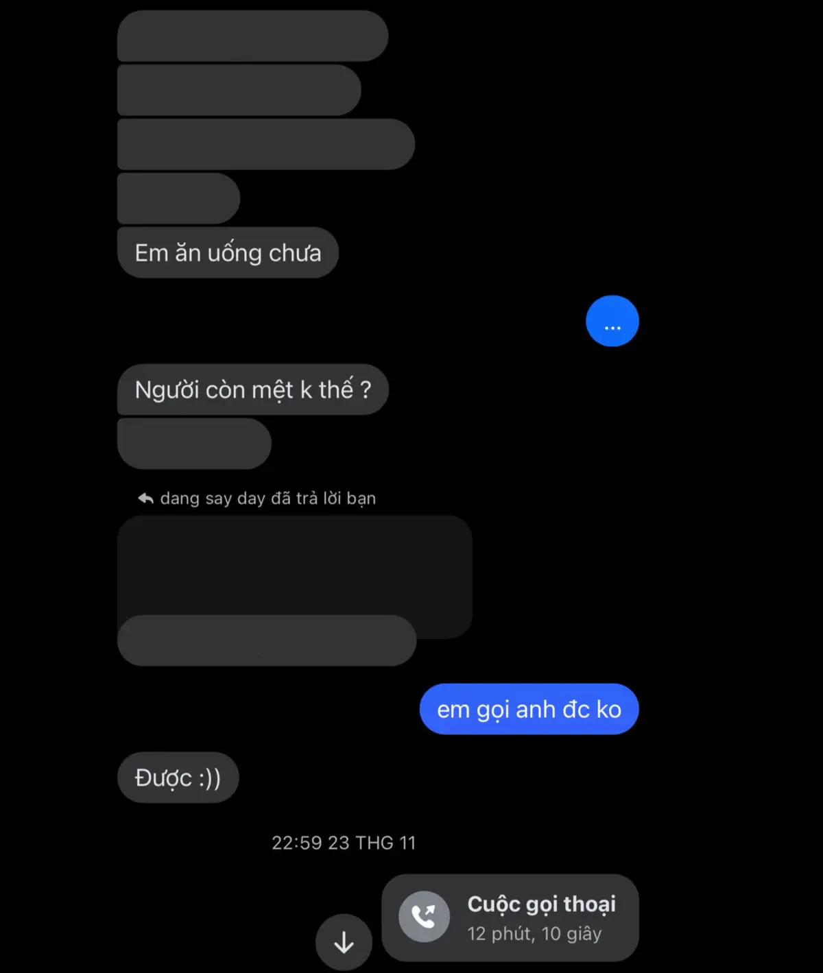 NGÀY ẤY Đã có nhiều tháng ngày em quá quen với việc một mình bước qua tất thảy. Những niềm vui, nỗi buồn, những khó khăn chồng chất… em đều lặng lẽ ôm lấy và tự mình giải quyết. Chỉ khi mọi thứ đã qua, em mới thủ thỉ kể lại cho anh nghe như thể chuyện chẳng phải của mình. Đã có lúc, lòng em trào dâng một sự oán trách mà rằng: 