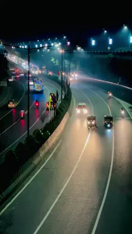 বনানীর ব্যস্ততম বিমানবন্দর সড়ক—রাতের আলোয় যেন আরেকটা চলমান শহর।  #DhakaCity #Banani #AirportRoad #NightView #BusyDhaka @Saiful Raju 