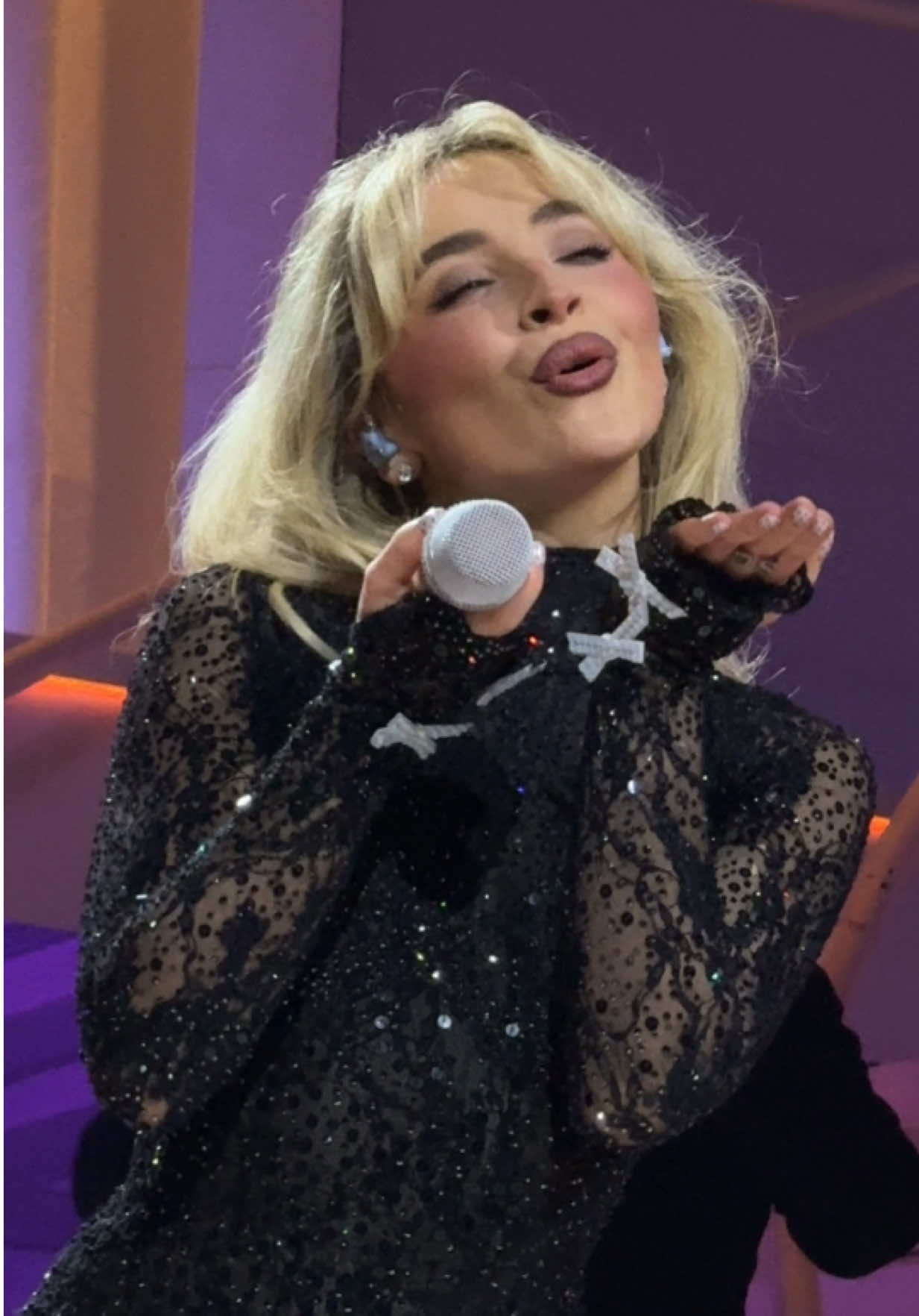 feather u’ll always be famous #sabrinacarpenter #shortnsweet #shortnsweettour #mansbestfriend #emailsicantsend 