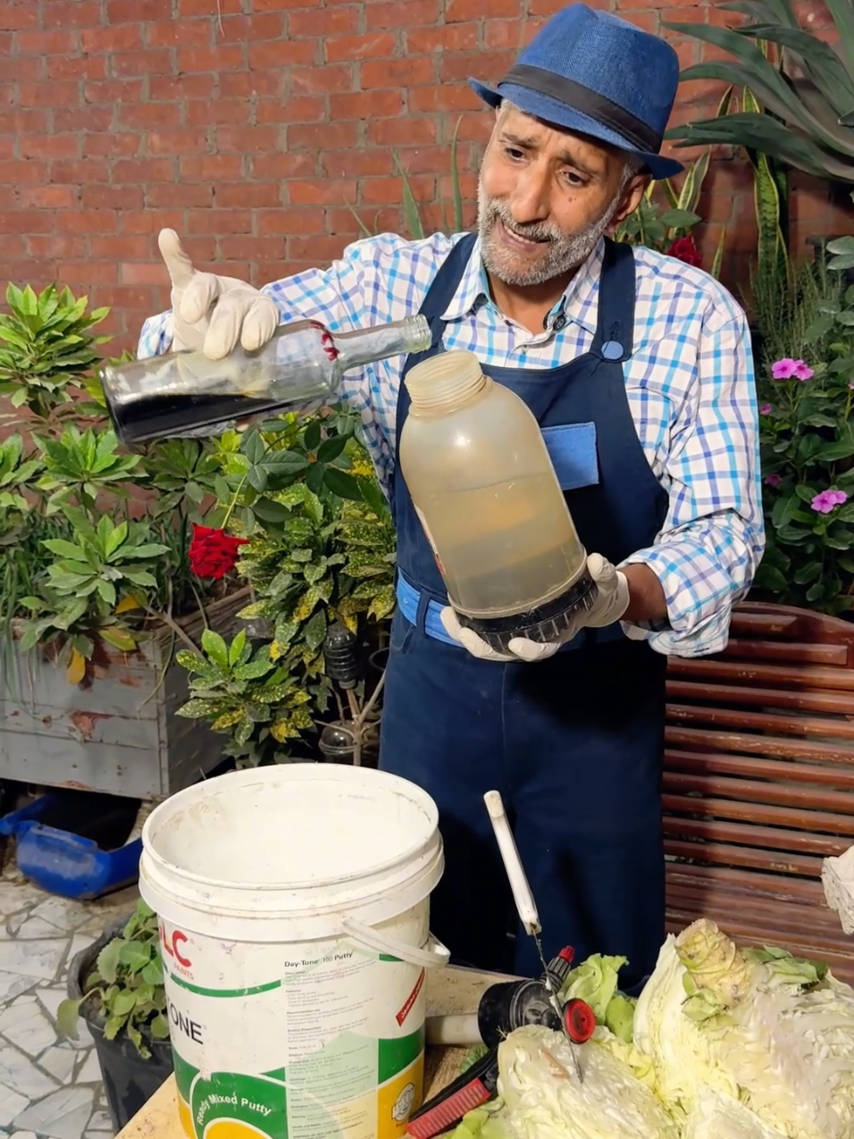 أقوي سماد عضوي منزلي طبيعي 100%   -------------------------------------- يوضح الفيديو كيفية عمل أفضل سماد طبيعي من مواد عضوية طبيعية ١٠٠٪ عن طريق إعادة تدوير مخلفات المطبخ #بالمختصر_المفيد  #الزراعة_العضوية #مسعد_نصار #تدوير_المخلفات  #الزراعة_المنزلية       