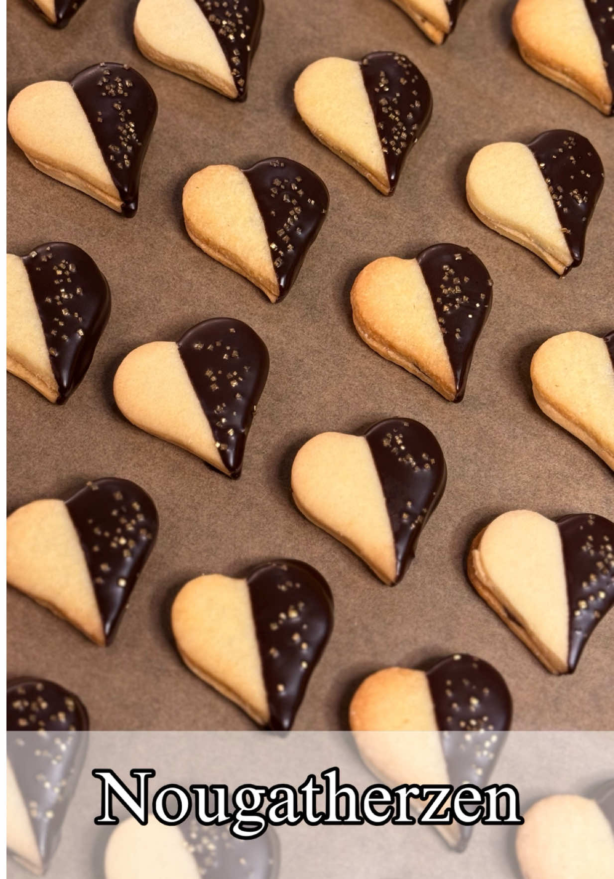 Heute zeige ich euch, wie ihr ganz einfach richtig leckere Nougatherzen macht.🥰 Zutaten  Für den 1-2-3 Mürbeteig  300 g Weizenmehl (Type 405) 200 g Butter  100 g Zucker  1 Ei 1 Prise Salz  etwas Zitronen- und Vanillearoma  Zusätzlich: Nuss-Nougat  Zartbitterschokoglasur  Dekor Alle Zutaten zu einem glatten Teig verkneten. Den Teig in Frischhaltefolie wickeln und mindestens 30 Minuten (oder am besten über Nacht) im Kühlschrank ruhen lassen. Den Backofen auf 190°C Ober-/Unterhitze vorheizen. Den gekühlten Teig auf einer leicht bemehlten Arbeitsfläche ausrollen. Tipp: Am besten zwei gleich hohe Stäbe (z. B. Holzstäbe oder Alustäbe) neben den Teig legen, so wird er überall gleich dick, und alle Plätzchen backen gleichmäßig und sehen später wunderbar einheitlich aus. Danach mit einem Herz Ausstecher ausstechen und die Plätzchen auf ein mit Backpapier belegtes Blech legen. Im vorgeheizten Ofen ca. 10 Minuten backen, bis sie leicht goldgelb sind. Anschließend vollständig abkühlen lassen. Das Nuss Nougat im Wasserbad ca. 10 Minuten leicht erhitzen, bis es flüssig ist. In einen Spritzbeutel füllen und auf die Hälfte der Herzen etwas Nougat geben. Jeweils ein zweites Herz auflegen und vorsichtig festdrücken. Die Nougat-Herzen zur Hälfte in der Zartbitterschokoglasur eintauchen und mit Dekor bestreuen.  Die Zartbitterschokoglasur trocknen lassen. ✨ Fertig sind die selbstgemachten Nougat Herzen! ✨ Ich wünsche dir viel Spaß beim Nachbacken und lass sie dir schmecken! 😉  Speichern, nachbacken & genießen! 😍 Wenn du’s ausprobierst, markier mich gern, ich freue mich riesig auf eure Kreationen!