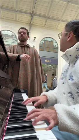 Pour finir cette petite série, petite Émilie de @Keen’V  Vous l’avez écoutée combien de fois cette chanson ?  #piano #publicpiano #pianosolo