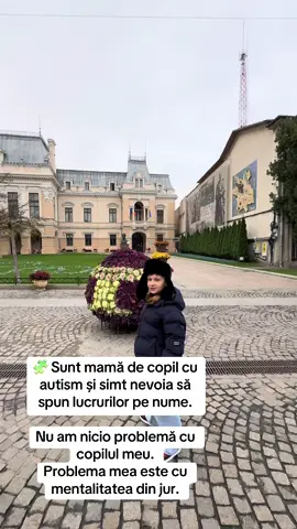Nu am nicio nemulțumire legată de copilul meu  el este bucuria mea, ritmul meu, lecția mea. Ce mă apasă, în schimb, este modul în care diferitul este tratat în jurul nostru. În parc, în comunitate, în școală observ aceleași lucruri: prea puțină înțelegere, prea puțină răbdare, prea mult „așa se face” și prea puțin „ce are nevoie copilul?”. Uneori, chiar și acolo unde ar trebui să existe flexibilitate și adaptare, apare rigiditatea programelor și a mentalităților. Și nu vorbesc despre vina cuiva, ci despre o nevoie reală de schimbare. Despre a privi copilul înaintea regulii. Despre a asculta înainte de a judeca. Nu cer tratamente speciale. Cer doar ca în educație și în societate să existe spațiu și pentru copiii care nu învață în ritmul standard. Căci nu ei sunt problema. Problema este atunci când nu ne adaptăm la realitatea lor. Aș vrea ca mai mulți oameni să înțeleagă: diferitul nu trebuie temut. Trebuie înțeles. Respectat. Sprijinit. #autism #autismawareness #autismmum #autismlife #fyp 