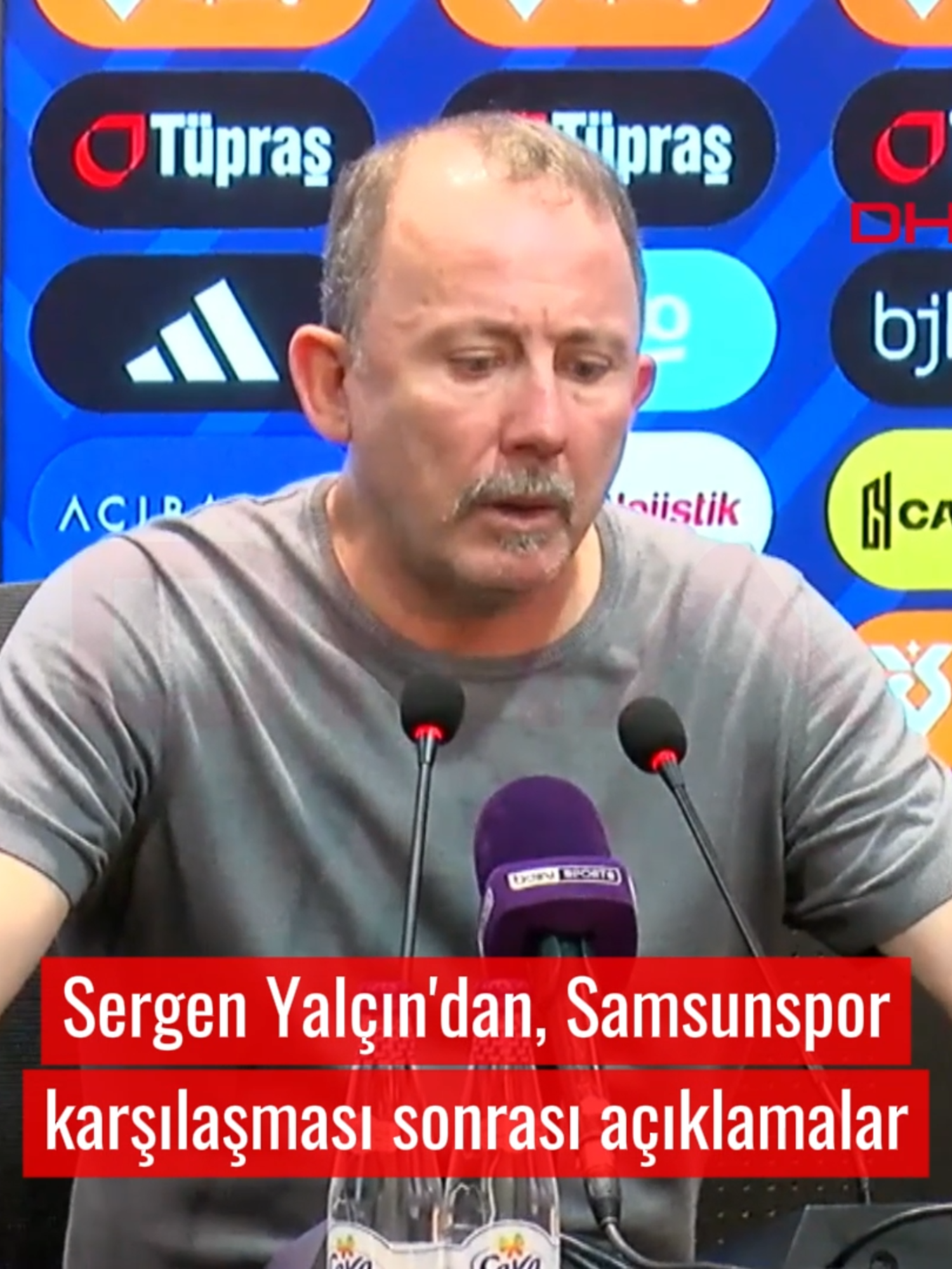 #Beşiktaş Teknik Direktörü Sergen Yalçın: Takımın kazanma alışkanlığı elde edemediği için morali bozuk Beşiktaş, Süper Lig’in 13’üncü hafta maçında konuk ettiği Samsunspor ile 1-1 berabere kaldı. Karşılaşmanın ardından düzenlenen basın toplantısında Beşiktaş Teknik Direktörü Sergen Yalçın açıklamalarda bulundu. Sergen Yalçın, maç hakkında yaptığı değerlendirmede “İlk 15-20 dakika dengeli geçti. Sonra oyun kontrolü bize geçti. Pozisyonlar bulmaya çalıştık. VAR orta hakemi çağırıyor, orta hakem VAR’a gidip kendi yorumunu katıyor ve penaltıyı iptal ediyor. Bunlar herhalde çok fazla olmuyor Türkiye’de. VAR çağıracak ve hakem iptal edecek. Enteresan! Bu kadar işin arasında bir de hakemle uğraşıyoruz. Hakemliklerini bizim maçlarımızda kanıtlamaya çalışıyorlar. Diğer maçlarda VAR çağırınca penaltı iptal olmuyor. 2’nci yarıda da kontrol bizdeydi. Öne geçtik ve öne geçince klasik her maç olduğu gibi oyundan kopma ve oyunu rakibe verme durumu oluyor. Bireysel hatadan gol yedik. Bireysel hatadan gol yemenin bir çalışması yok. Gol yiyince psikolojimiz bozuldu ve taraftarı da kaybettik. 2’nci golü de yiyebilirdik. Skor 1-1 bitti. Ne denebilir bilmiyorum” ifadelerini kullandı. Beyza Betül CİHAN - Ali DANAŞ / İSTANBUL, (DHA) #DHA #Haber #Samsunspor #Beşiktaş #Futbol #Spor #İstanbul