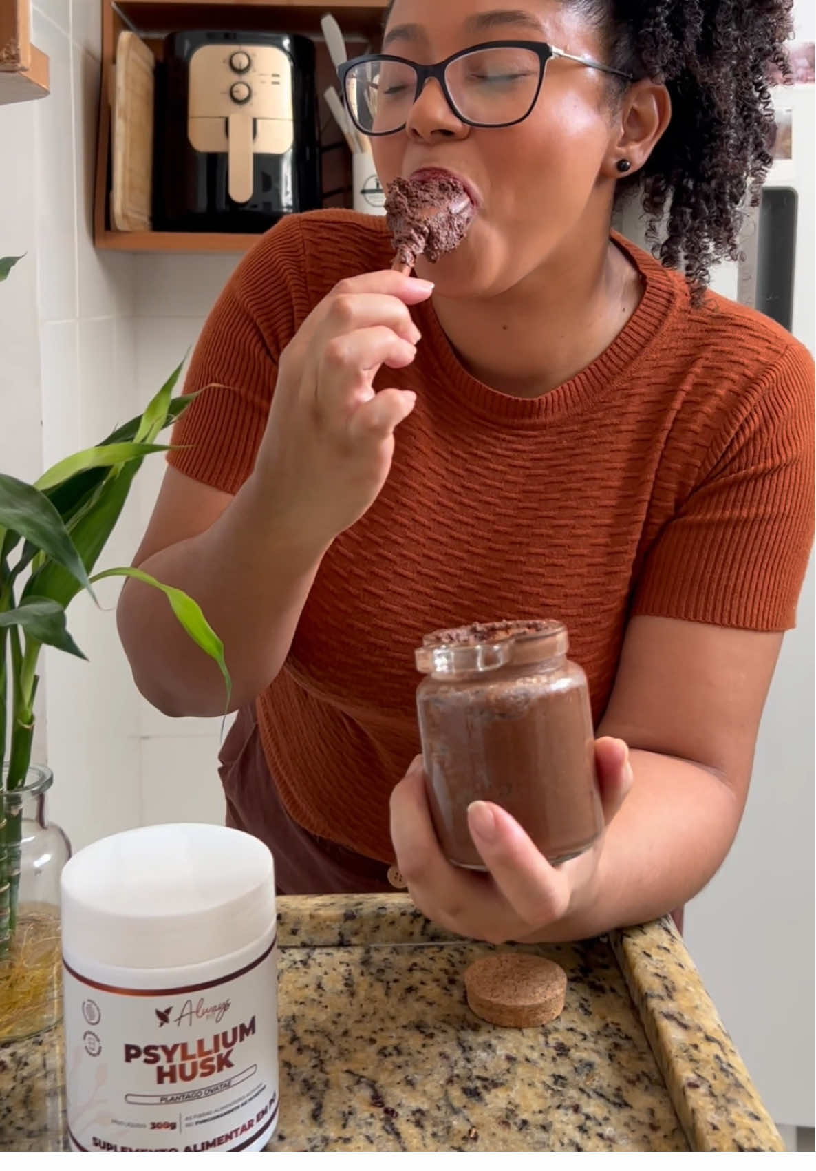 Brigadeirão de colher fácil, gostoso e de quebra aliado pra controlar a fome. Uma sobremesa prática pra quem quer resultado sem perder o prazer de comer bem.  O segredinho é o Psyllium Husk, que ajuda na saciedade, controla o apetite e reduz o inchaço de um jeito leve e funcional. ✅Ingredientes: 1 pote de iogurte 170g 2 colheres de sopa de leite em pó ou whey protein 2 colheres de sopa de cacau 100% 2 colheres de sopa de açúcar ou adoçante 1 colher de psyllium husk Raspas de chocolate para decorar ✅Modo de preparo: Misture bem todos os ingredientes no liquidificador ou processador. Leve para gelar por 30 minutos e prontinho. 📹: @moniqueterraa  #alwaysfit #fyp #receita #receitasaudável #receitasimples 