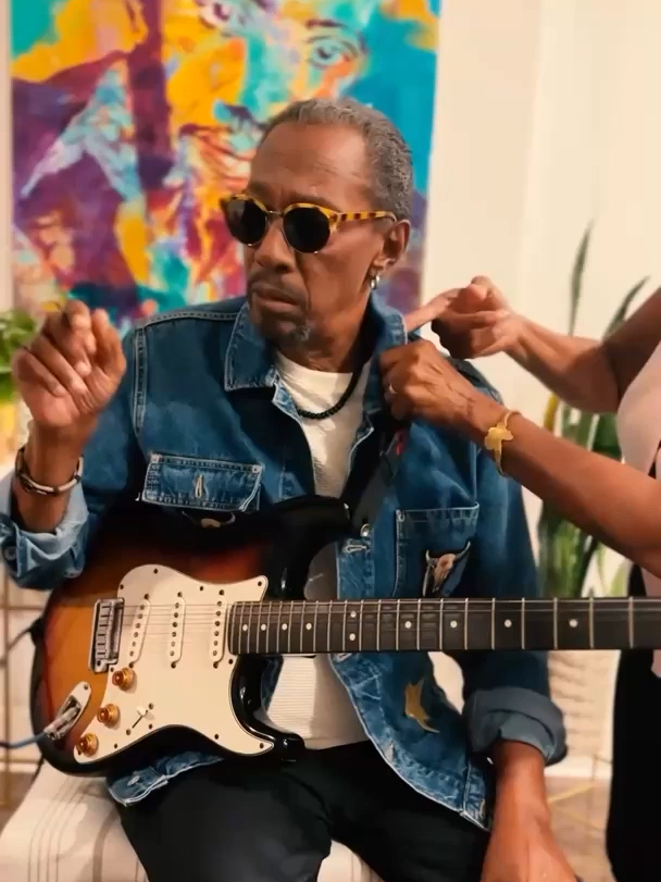 Dadou Pasquet (1953–2025) est l’une des plus grandes légendes du kompa. Guitariste, chanteur et compositeur, il débute avec Tabou Combo avant de fonder le mythique Magnum Band avec son frère Tico. Son style unique mélange kompa, jazz, funk, blues et reggae, donnant une signature sonore inimitable. Parmi ses titres et albums les plus marquants : Expérience, Jehovah, Piké Devan, Adoration, Ashadei, Afrika, Di Fè, San Fwontié, Révélation, Bonjour Haiti et Generations. Une carrière de plus de 45 ans qui a profondément marqué la musique haïtienne. 🎶🇭🇹